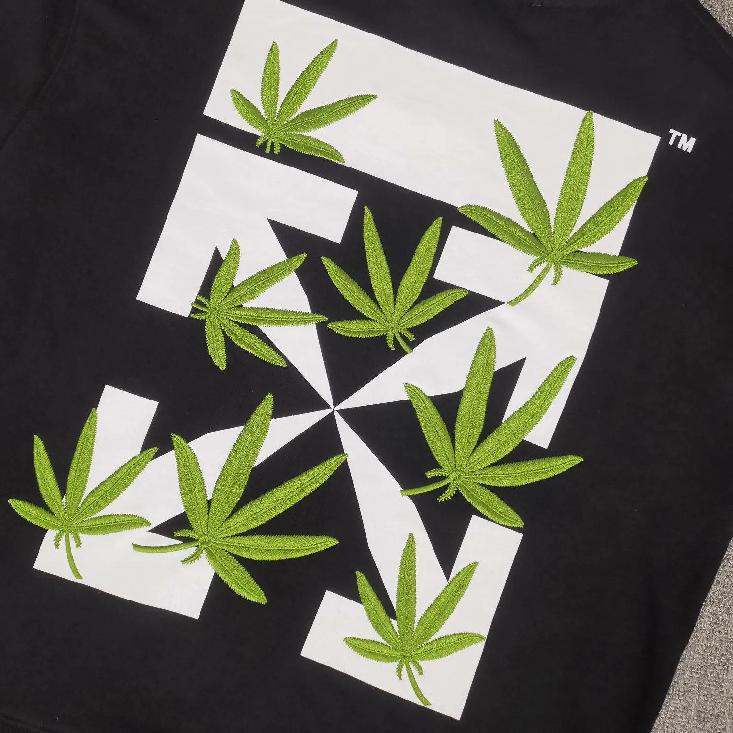 [New Style] 22SS top version OFFWHITE OW lucky leaves embroidery printed same style trendy pure cotton loose autumn and winter hooded sweatshirt for male and female couples. This year's environmentally friendly series is indeed interesting, all centered around plants. The combination of lucky leaves and arrows has a slightly fresh and artistic style. The front panel printing uses Tajima embroidery printing and superimposed embroidery technology, with a yellow background, a second layer of blue, and the last layer is purple OFF. The embroidery is raised and has a tactile feel. The arrows on the back are made using imported glue technology and then put on the embroidery machine. The printing is realistic and full. Ye Jing's expression is very obvious. Customized three-label auxiliary materials to perfectly restore ZP.  Color: black and white Size: XS-L P:430